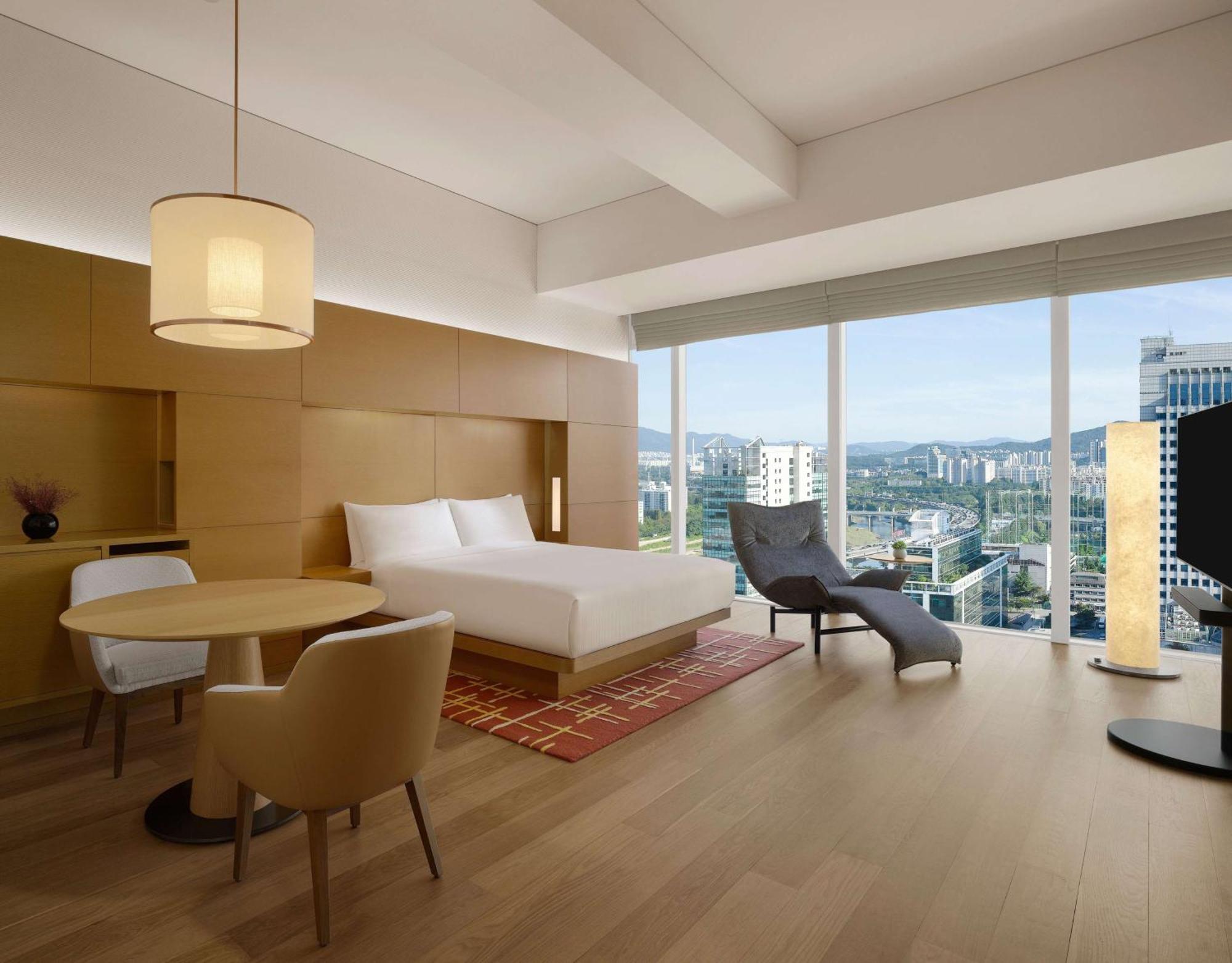 1 King Bed, Premium